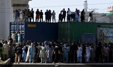 पाकिस्तान में गाजा मुद्दे को लेकर हिंसक प्रदर्शन: लाहौर में पुलिस के साथ झड़प, कई मौतें, इस्लामाबाद की ओर मार्च