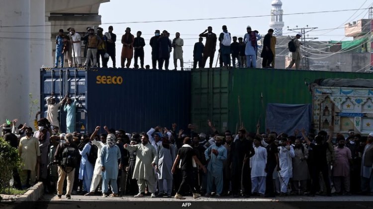 पाकिस्तान में गाजा मुद्दे को लेकर हिंसक प्रदर्शन: लाहौर में पुलिस के साथ झड़प, कई मौतें, इस्लामाबाद की ओर मार्च