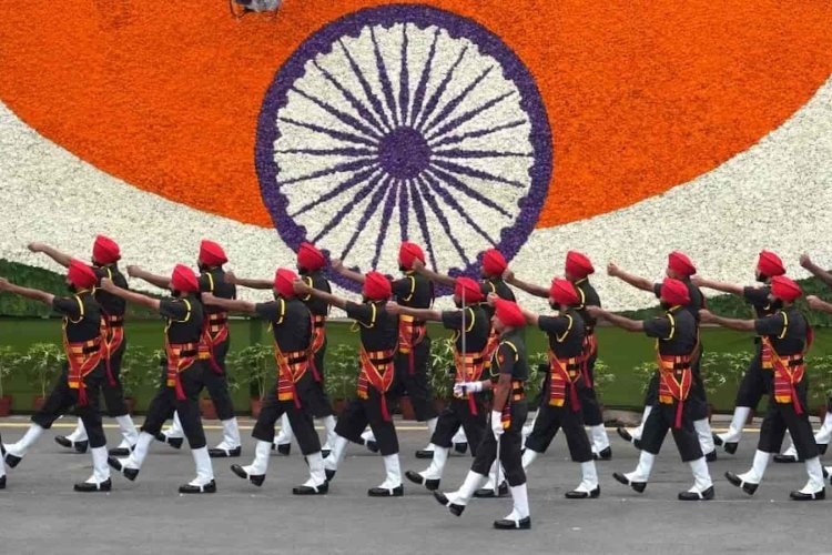 भारत 77वां गणतंत्र दिवस: कर्तव्य पथ पर शान, PM मोदी व राष्ट्रपति द्रौपदी मुर्मू की मौजूदगी में भव्य परेड